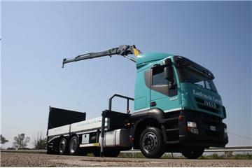 Iveco Stralis 260S36 allestito con gru EFFER 140/3S e cassone con Rampa di carico (VENDUTO)