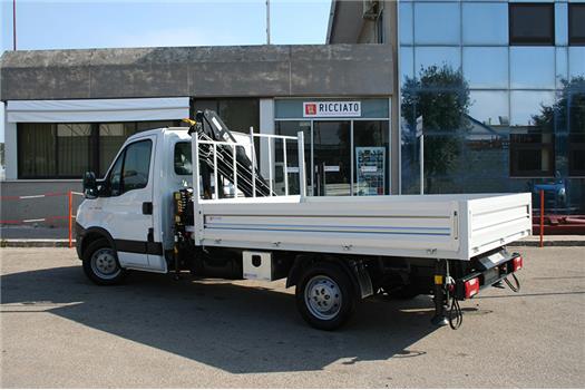 Iveco Daily 35s11 con gru e cassone fisso (VENDUTO)