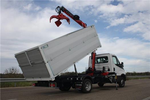 Iveco Daily con gru HC 38 A3, polipo a 4 pale, ribaltabile trilaterale avente passo 3750 mm (VENDUTO)