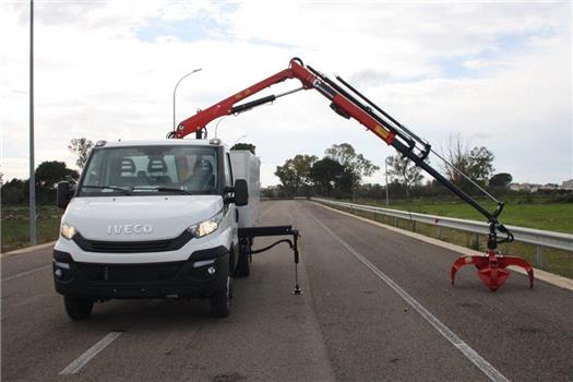 Iveco Daily con gru HC 38 A3, polipo a 4 pale, ribaltabile trilaterale avente passo 3750 mm (VENDUTO)