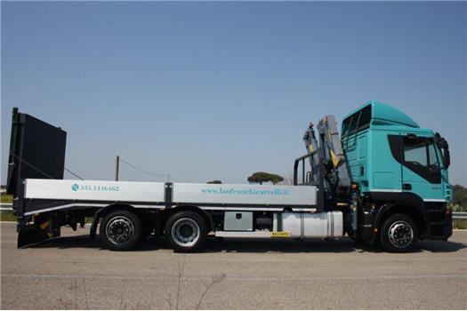 Iveco Stralis 260S36 allestito con gru EFFER 140/3S e cassone con Rampa di carico (VENDUTO)