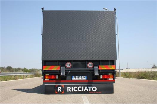 Iveco Stralis 260S36 allestito con gru EFFER 140/3S e cassone con Rampa di carico (VENDUTO)