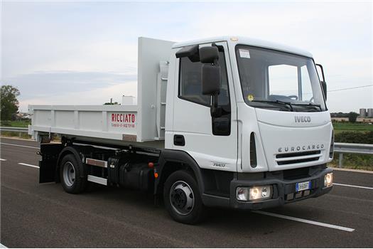 Iveco ML75E16/P (V9-255) con impianto scarrabile BG 7 (AT9-259) e cassone scarrabile (VENDUTO)