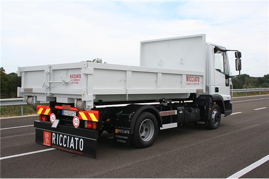 Iveco ML75E16/P (V9-255) con impianto scarrabile BG 7 (AT9-259) e cassone scarrabile (VENDUTO)