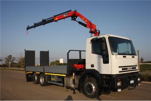 Iveco Eurotech 260E31 allestito con pianale fisso con rampe e gru HC 150 A3 (VENDUTO)