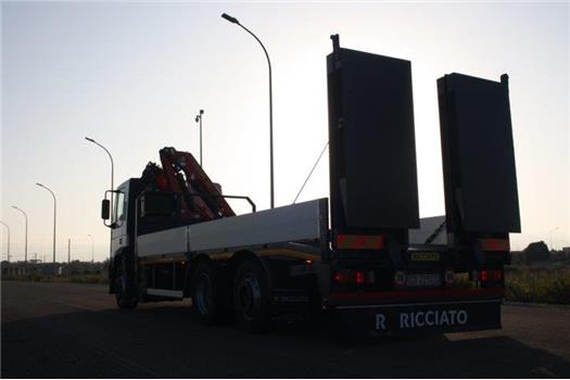 Iveco Eurotech 260E31 allestito con pianale fisso con rampe e gru HC 150 A3 (VENDUTO)