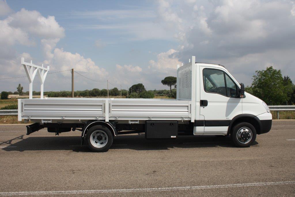 camion-allestito-con-cassone-fisso-iveco-daily-40c12