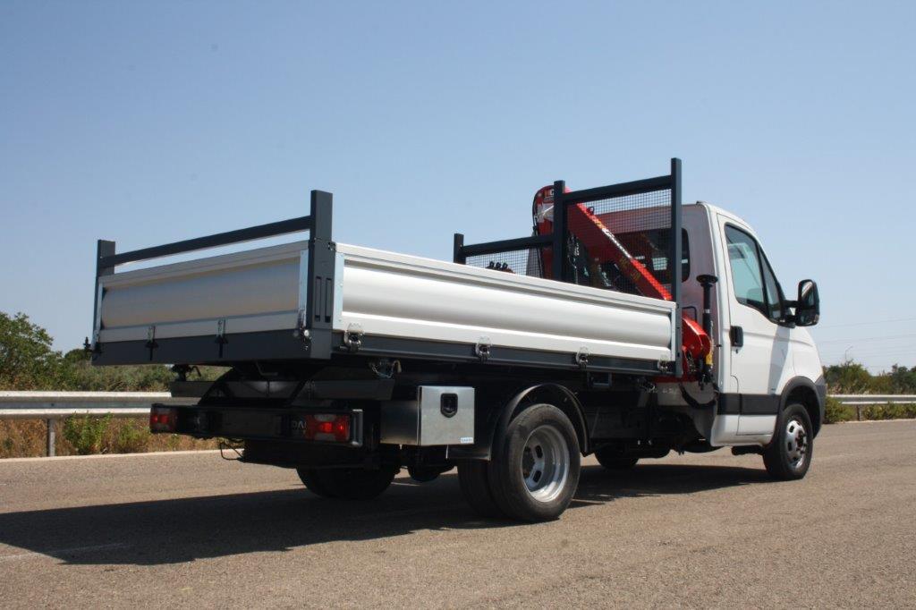 camion-usato-patente-b-con-gru-e-ribaltabile-iveco-daily-35c15